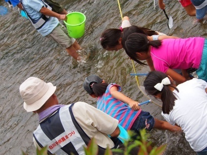 網を構える女子たち