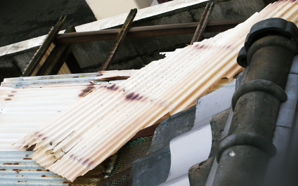 トタン屋根が吹っ飛んだ