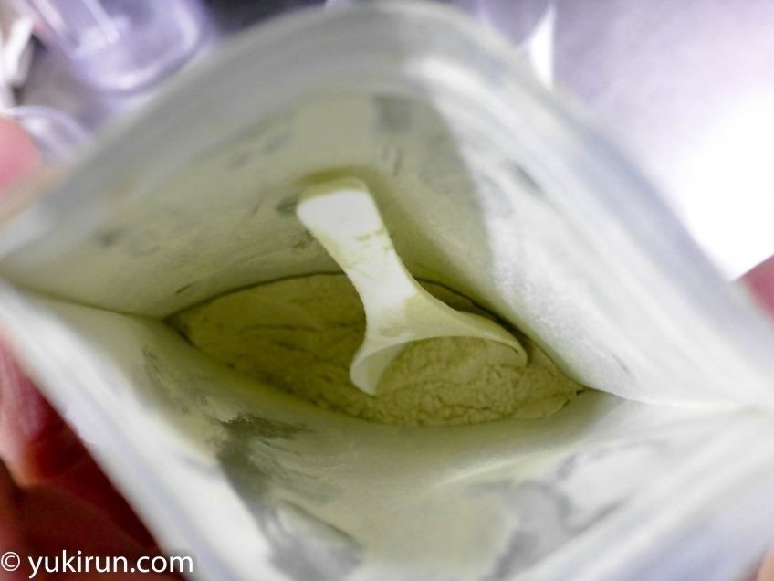 スムージーを開けたところ。スプーンが入ってます