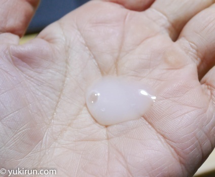 れひとつで3つのケア『日本酒のたっぷり保湿ジェル』をての平に出した感じ