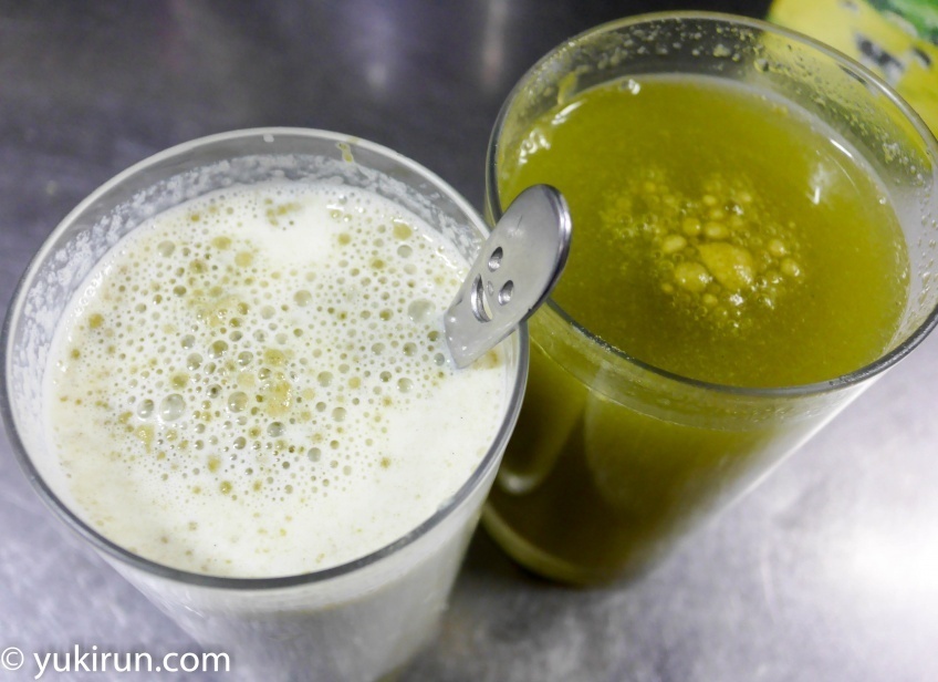 スムージを溶かしたところ。左が牛乳。右は水で