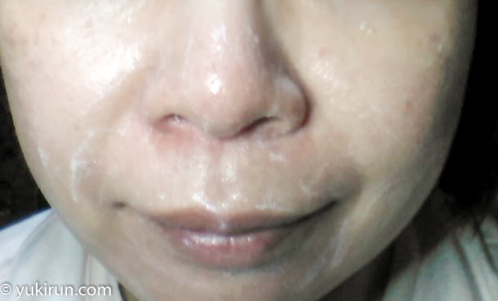 画像：泡をつぶすように顔中に広げていきます…量が多かったので、まだ泡が残っている状態。