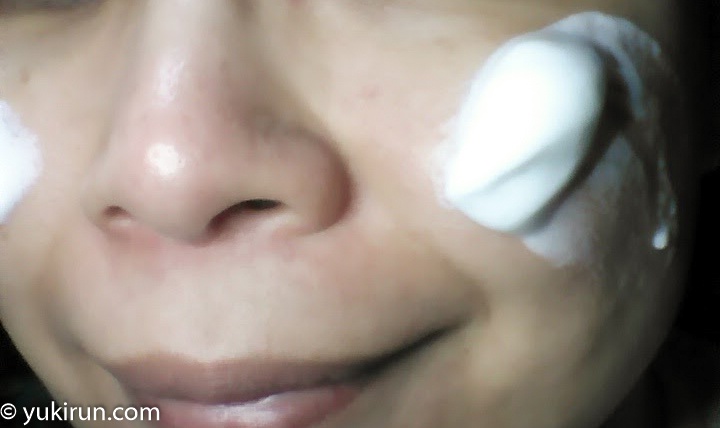 画像：毛穴の気になる頬にめがけてそっと泡を乗せます