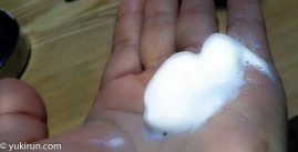 画像：RED B.A スムージングセラムの泡を手にとってみた…出しすぎかも