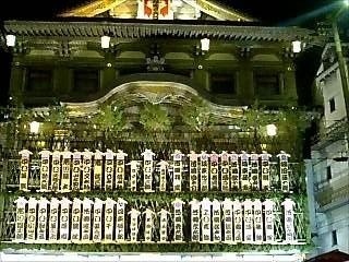 南座の看板はにぎやかだ